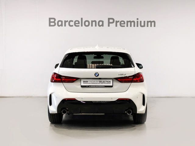 BMW Serie 1 118d color Blanco. Año 2024. 110KW(150CV). Diésel. En concesionario Barcelona Premium -- GRAN VIA de Barcelona