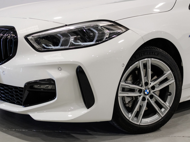 BMW Serie 1 118d color Blanco. Año 2024. 110KW(150CV). Diésel. En concesionario Barcelona Premium -- GRAN VIA de Barcelona