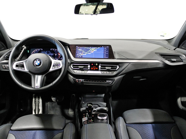 BMW Serie 1 118d color Blanco. Año 2024. 110KW(150CV). Diésel. En concesionario Barcelona Premium -- GRAN VIA de Barcelona