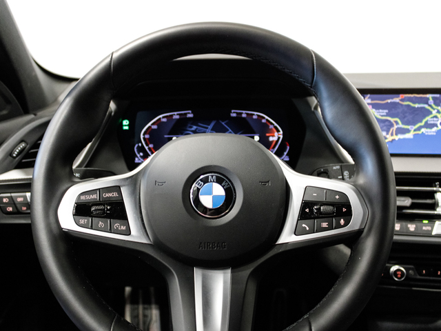 BMW Serie 1 118d color Blanco. Año 2024. 110KW(150CV). Diésel. En concesionario Barcelona Premium -- GRAN VIA de Barcelona