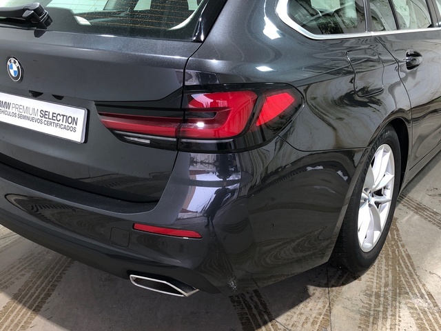BMW Serie 5 520d Touring color Gris. Año 2024. 140KW(190CV). Diésel. En concesionario Movilnorte El Carralero de Madrid