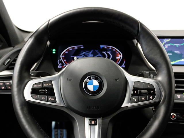 BMW Serie 1 120d color Gris. Año 2024. 140KW(190CV). Diésel. En concesionario Barcelona Premium -- GRAN VIA de Barcelona