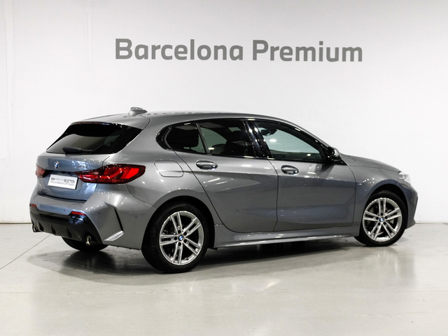 BMW Serie 1 118d color Gris. Año 2024. 110KW(150CV). Diésel. En concesionario Barcelona Premium -- GRAN VIA de Barcelona