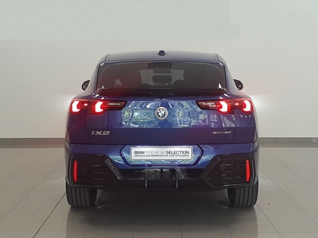 BMW iX2 xDrive30 color Azul. Año 2024. 230KW(313CV). Eléctrico. En concesionario Motri Motor Jaén de Jaén