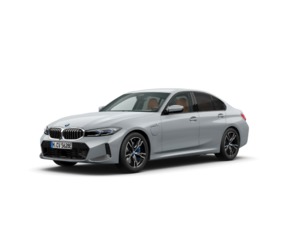 Fotos de BMW Serie 3 330e color Gris. Año 2025. 215KW(292CV). Híbrido Electro/Gasolina. En concesionario Motri Motor Jaén de Jaén