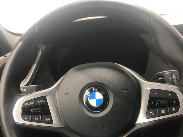 BMW Serie 1 118d color Gris. Año 2024. 110KW(150CV). Diésel. En concesionario Auto Premier, S.A. - MADRID de Madrid