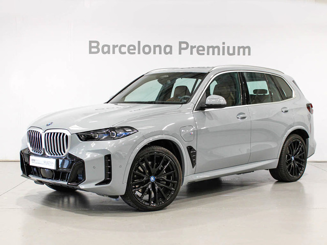 BMW X5 xDrive50e color Gris. Año 2025. 360KW(489CV). Híbrido Electro/Gasolina. En concesionario Barcelona Premium -- GRAN VIA de Barcelona