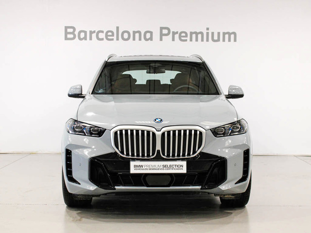 BMW X5 xDrive50e color Gris. Año 2025. 360KW(489CV). Híbrido Electro/Gasolina. En concesionario Barcelona Premium -- GRAN VIA de Barcelona