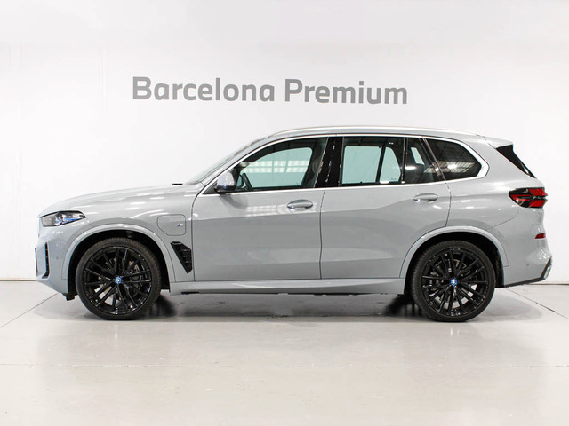 BMW X5 xDrive50e color Gris. Año 2025. 360KW(489CV). Híbrido Electro/Gasolina. En concesionario Barcelona Premium -- GRAN VIA de Barcelona