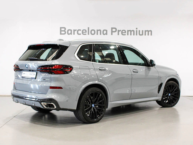 BMW X5 xDrive50e color Gris. Año 2025. 360KW(489CV). Híbrido Electro/Gasolina. En concesionario Barcelona Premium -- GRAN VIA de Barcelona