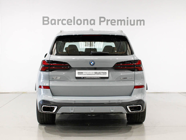 BMW X5 xDrive50e color Gris. Año 2025. 360KW(489CV). Híbrido Electro/Gasolina. En concesionario Barcelona Premium -- GRAN VIA de Barcelona