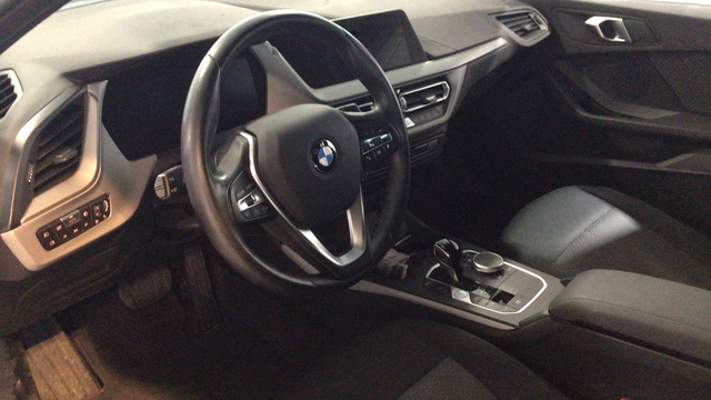 BMW Serie 1 118d color Gris. Año 2022. 110KW(150CV). Diésel. En concesionario BYmyCAR Madrid - Alcalá de Madrid