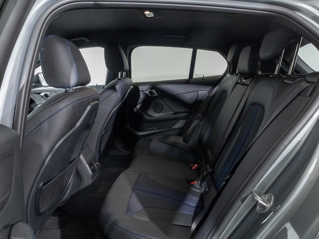 BMW Serie 1 118d color Gris. Año 2024. 110KW(150CV). Diésel. En concesionario Oliva Motor Girona de Girona