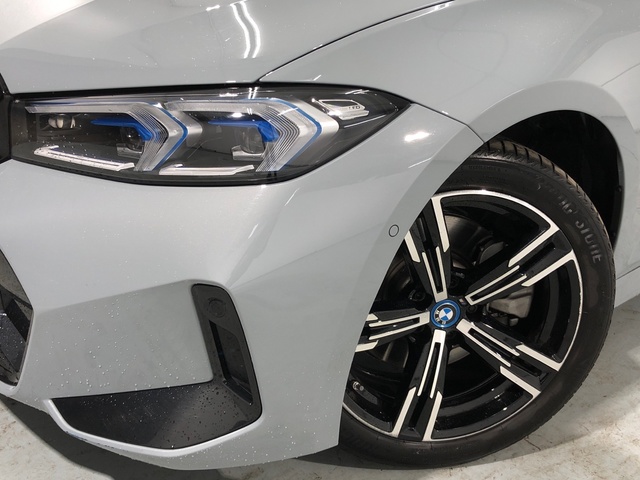 BMW Serie 3 330e color Gris. Año 2024. 215KW(292CV). Híbrido Electro/Gasolina. En concesionario Auto Premier, S.A. - MADRID de Madrid