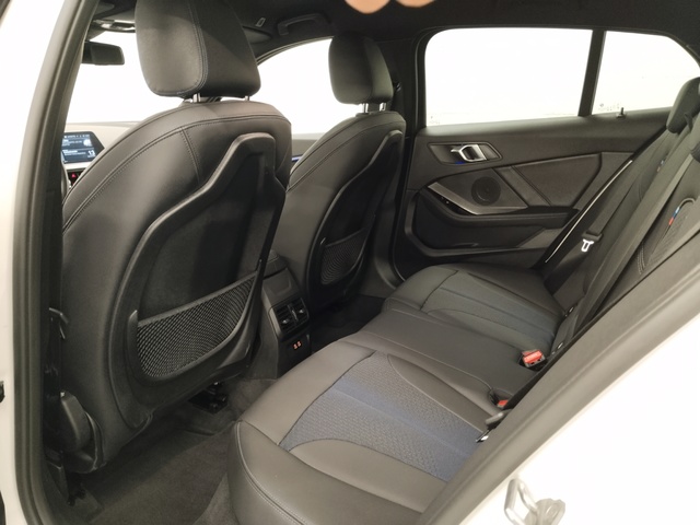 BMW Serie 1 118d color Blanco. Año 2024. 110KW(150CV). Diésel. En concesionario Autoberón de La Rioja