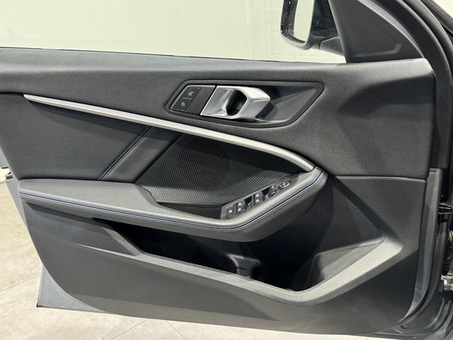 BMW Serie 1 118d color Gris. Año 2024. 110KW(150CV). Diésel. En concesionario Motor Munich Cadi - Manresa - VO de Barcelona