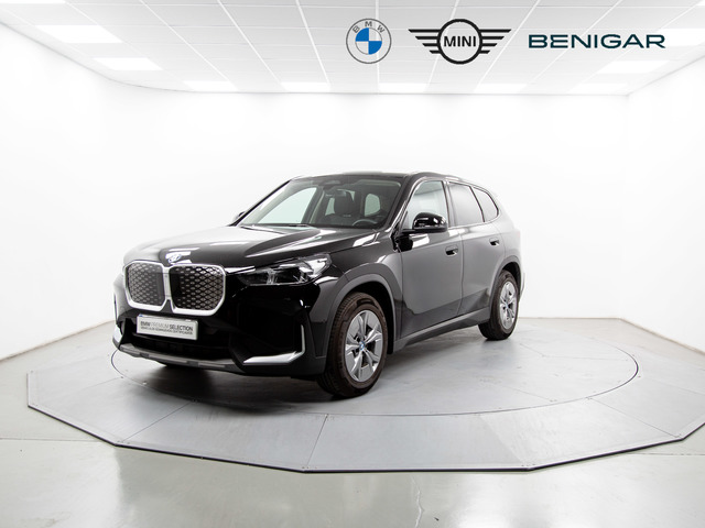 BMW iX1 eDrive20 color Negro. Año 2025. 150KW(204CV). Eléctrico. En concesionario Móvil Begar Alicante de Alicante