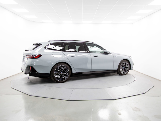BMW i5 eDrive40 color Gris. Año 2025. 250KW(340CV). Eléctrico. En concesionario Móvil Begar Alicante de Alicante