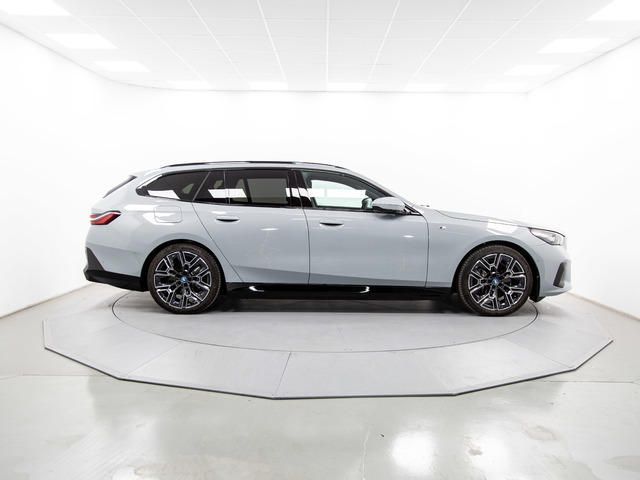 BMW i5 eDrive40 color Gris. Año 2025. 250KW(340CV). Eléctrico. En concesionario Móvil Begar Alicante de Alicante