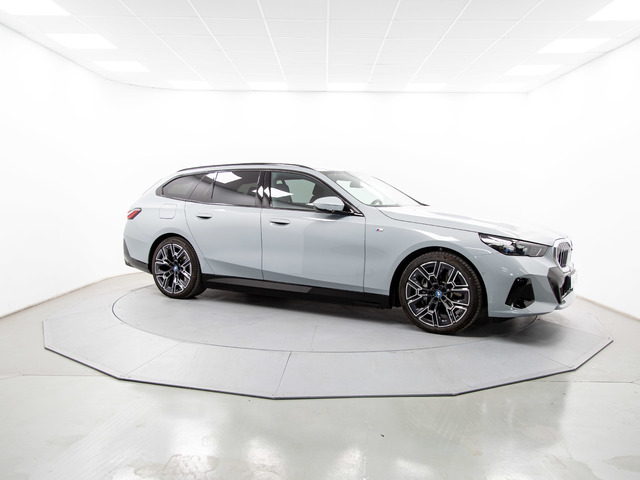 BMW i5 eDrive40 color Gris. Año 2025. 250KW(340CV). Eléctrico. En concesionario Móvil Begar Alicante de Alicante