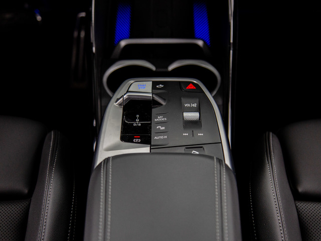 BMW iX1 eDrive20 color Blanco. Año 2025. 150KW(204CV). Eléctrico. En concesionario Móvil Begar Alicante de Alicante