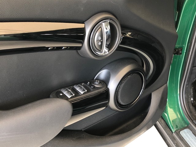 fotoG 10 del MINI MINI 5 Puertas Cooper 100 kW (136 CV) 136cv Gasolina del 2024 en Madrid