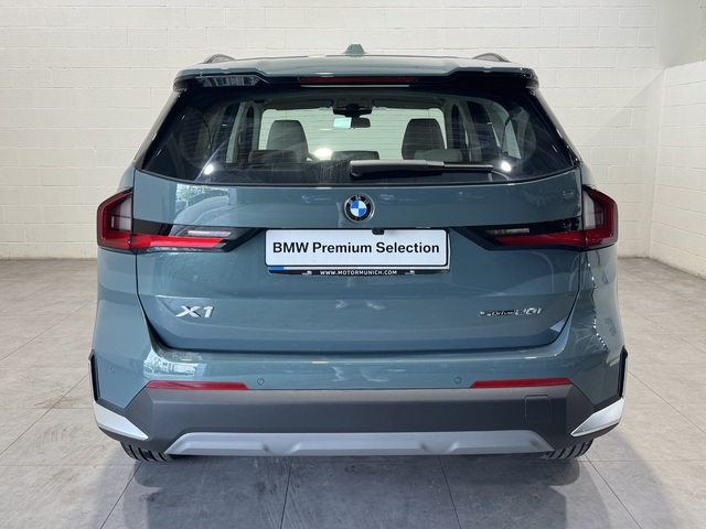 BMW X1 sDrive20i color Verde. Año 2024. 125KW(170CV). Gasolina. En concesionario MOTOR MUNICH S.A.U  - Terrassa de Barcelona