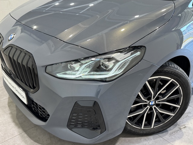 BMW Serie 2 220i Active Tourer color Gris. Año 2024. 125KW(170CV). Gasolina. En concesionario Motor Munich - Terrassa - VO de Barcelona