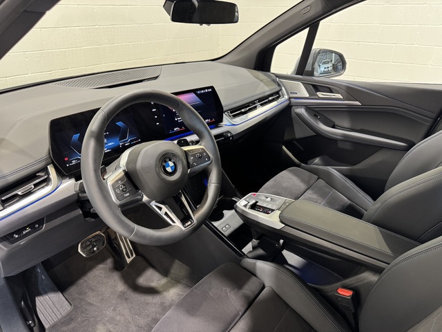 BMW Serie 2 220i Active Tourer color Gris. Año 2024. 125KW(170CV). Gasolina. En concesionario Motor Munich - Terrassa - VO de Barcelona