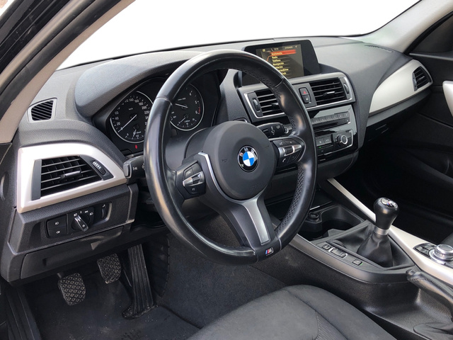 BMW Serie 1 116d color Negro. Año 2016. 85KW(116CV). Diésel. En concesionario Momentum S.A. de Madrid