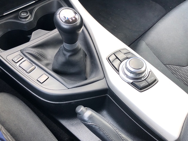 BMW Serie 1 116d color Negro. Año 2016. 85KW(116CV). Diésel. En concesionario Momentum S.A. de Madrid