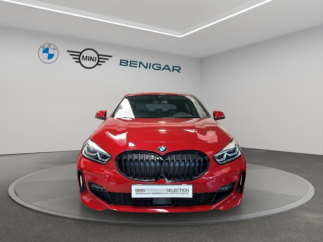 BMW Serie 1 118i color Rojo. Año 2024. 103KW(140CV). Gasolina. En concesionario GANDIA Automoviles Fersan, S.A. de Valencia