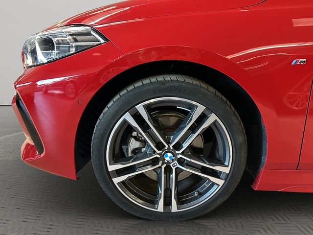 BMW Serie 1 118i color Rojo. Año 2024. 103KW(140CV). Gasolina. En concesionario GANDIA Automoviles Fersan, S.A. de Valencia