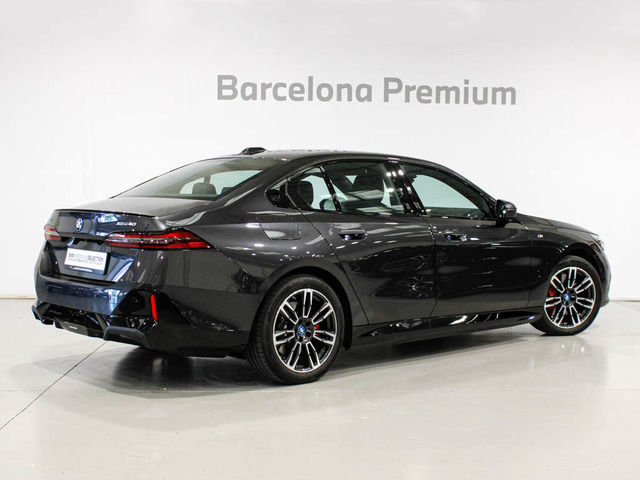 BMW i5 xDrive40 color Gris. Año 2025. 290KW(394CV). Eléctrico. En concesionario Barcelona Premium -- GRAN VIA de Barcelona