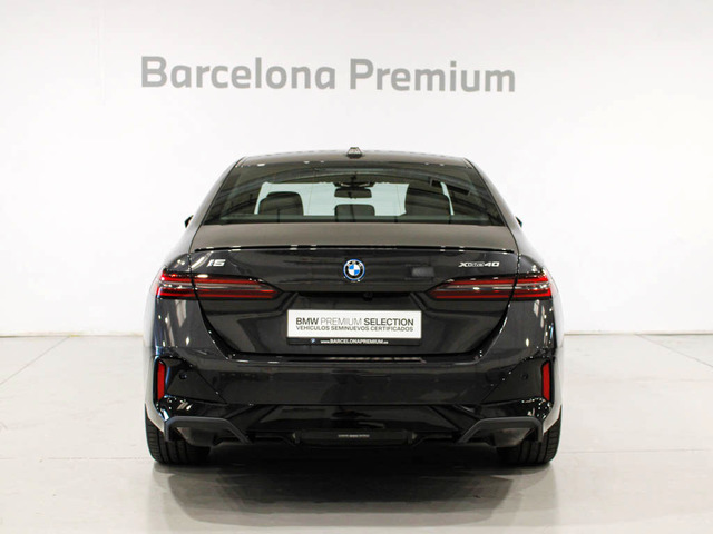 BMW i5 xDrive40 color Gris. Año 2025. 290KW(394CV). Eléctrico. En concesionario Barcelona Premium -- GRAN VIA de Barcelona