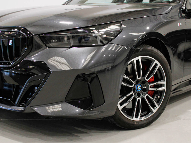 BMW i5 xDrive40 color Gris. Año 2025. 290KW(394CV). Eléctrico. En concesionario Barcelona Premium -- GRAN VIA de Barcelona
