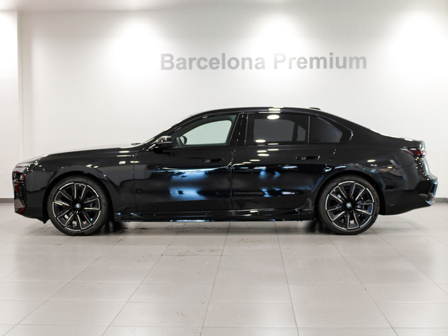 BMW i7 xDrive60 color Negro. Año 2025. 400KW(544CV). Eléctrico. En concesionario Barcelona Premium -- GRAN VIA de Barcelona