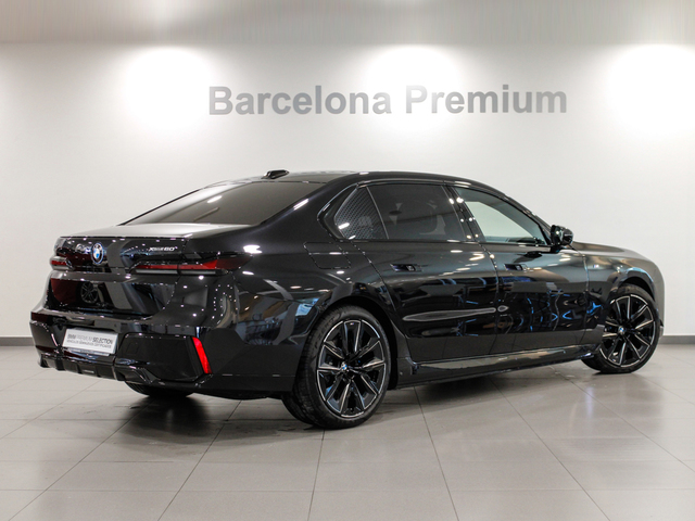 BMW i7 xDrive60 color Negro. Año 2025. 400KW(544CV). Eléctrico. En concesionario Barcelona Premium -- GRAN VIA de Barcelona