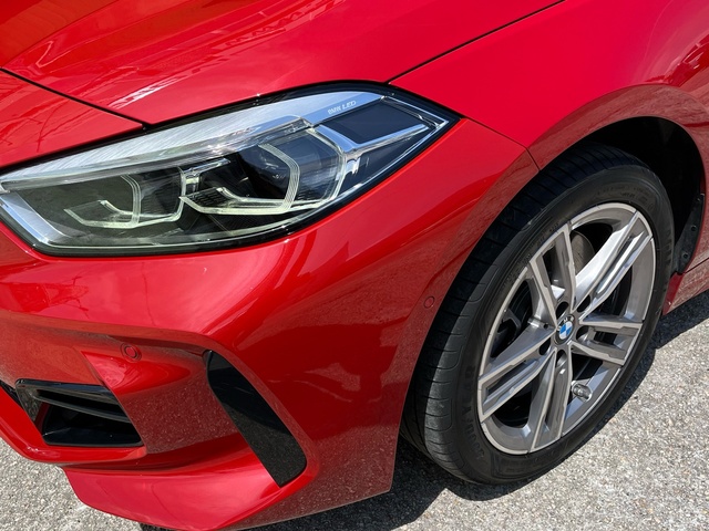 BMW Serie 1 120d color Rojo. Año 2024. 140KW(190CV). Diésel. En concesionario Celtamotor Vigo de Pontevedra