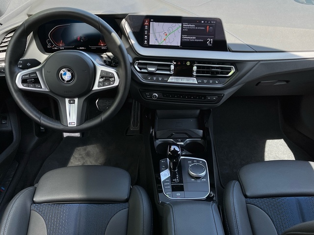BMW Serie 1 120d color Rojo. Año 2024. 140KW(190CV). Diésel. En concesionario Celtamotor Vigo de Pontevedra