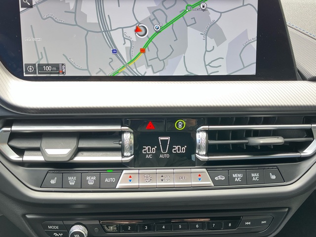BMW Serie 1 120d color Rojo. Año 2024. 140KW(190CV). Diésel. En concesionario Celtamotor Vigo de Pontevedra