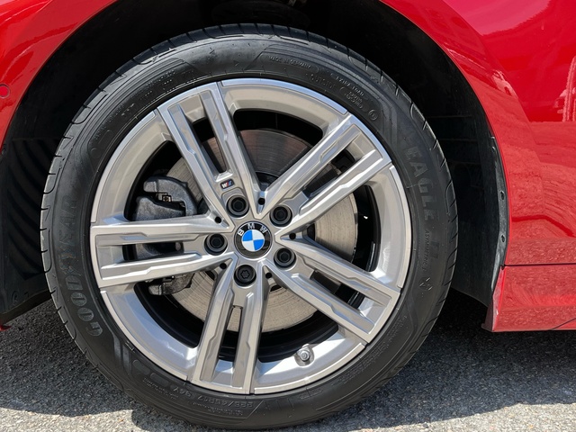 BMW Serie 1 120d color Rojo. Año 2024. 140KW(190CV). Diésel. En concesionario Celtamotor Vigo de Pontevedra