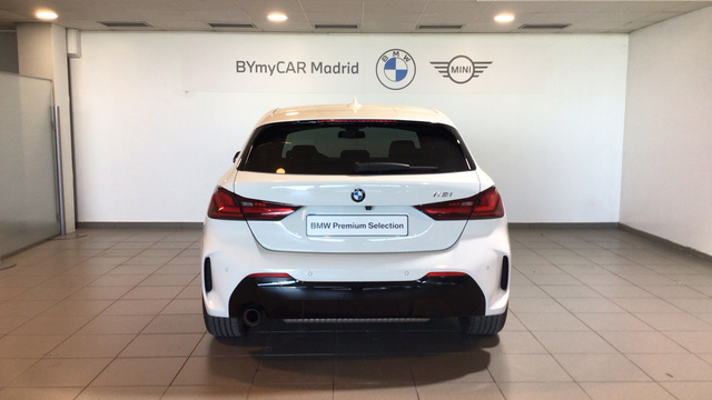 BMW Serie 1 118i color Blanco. Año 2024. 103KW(140CV). Gasolina. En concesionario BYmyCAR Madrid - Alcalá de Madrid