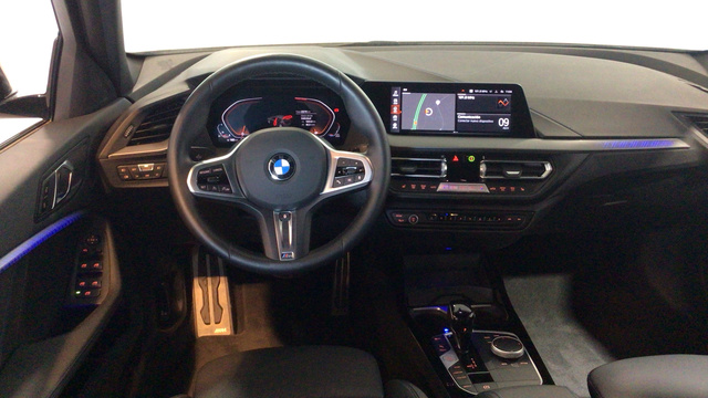 BMW Serie 1 118i color Blanco. Año 2024. 103KW(140CV). Gasolina. En concesionario BYmyCAR Madrid - Alcalá de Madrid