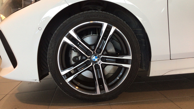 BMW Serie 1 118i color Blanco. Año 2024. 103KW(140CV). Gasolina. En concesionario BYmyCAR Madrid - Alcalá de Madrid