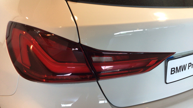 BMW Serie 1 118i color Blanco. Año 2024. 103KW(140CV). Gasolina. En concesionario BYmyCAR Madrid - Alcalá de Madrid