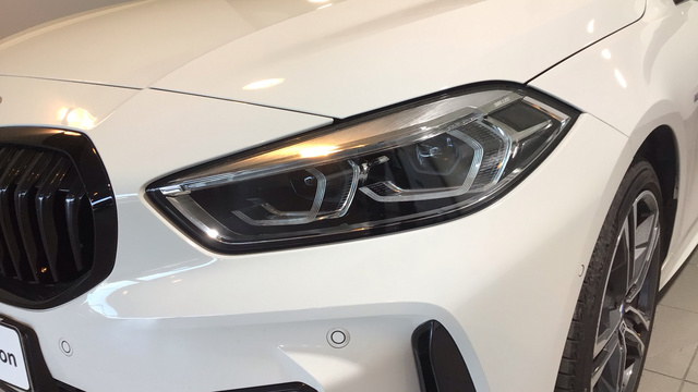 BMW Serie 1 118i color Blanco. Año 2024. 103KW(140CV). Gasolina. En concesionario BYmyCAR Madrid - Alcalá de Madrid