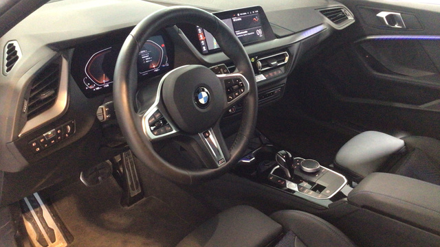 BMW Serie 1 118i color Blanco. Año 2024. 103KW(140CV). Gasolina. En concesionario BYmyCAR Madrid - Alcalá de Madrid