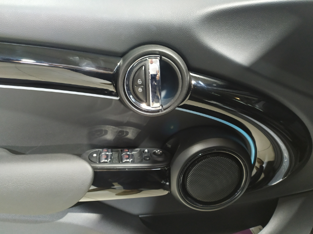 fotoG 16 del MINI MINI 5 Puertas Cooper 100 kW (136 CV) 136cv Gasolina del 2024 en Alicante