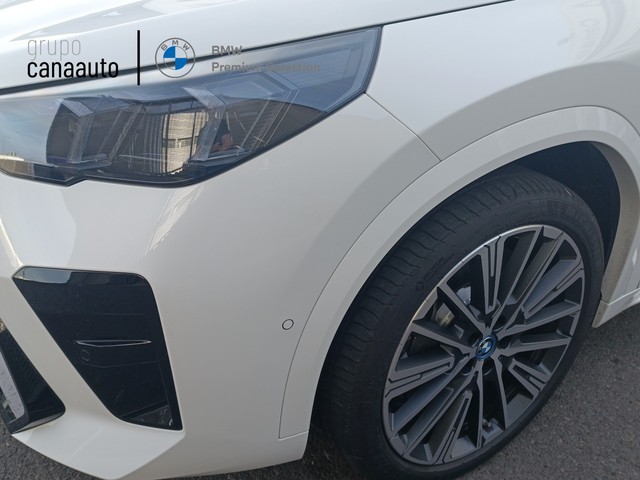 BMW iX2 xDrive30 color Blanco. Año 2025. 230KW(313CV). Eléctrico. En concesionario DEMO de Sta. C. Tenerife